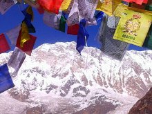 Fotos de Esther con el logo de AEAFMA en el campo base del Annapurna