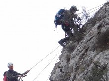 Desmontan una vía de escalada ilegal para proteger al águila perdicera