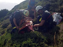 Agente participa en el rescate de una senderista herida