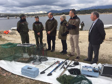 Los Agentes controlan las especies invasoras y las licencias y capturas de los pescadores