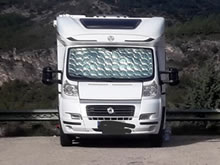 Una pareja decide pasar el día con su autocaravana en un paraje natural