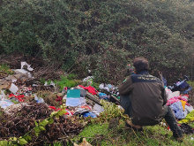 Agentes del Medio Natural inspeccionando depósito ilegal de residuos