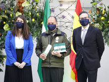 Los Agentes de Medio Ambiente reciben la Bandera de Andalucía al Mérito Medioambiental