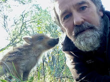 Encargado de proteger la naturaleza y de castigar a quien la pone en peligro, un policía de los montes. Uno más
