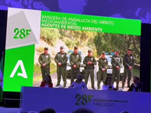 Los y las Agentes de Medioambiente reciben en Málaga la bandera de Andalucía al mérito medioambiental
